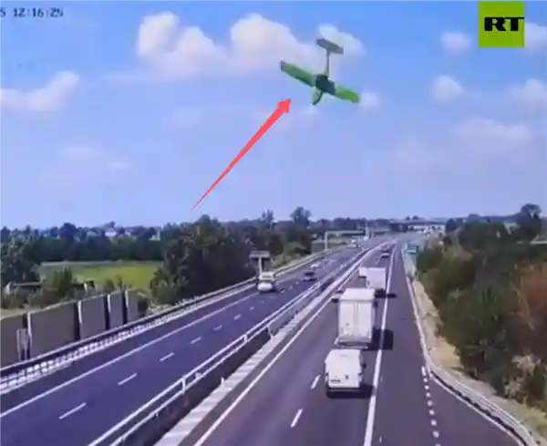 飞机高速坠毁燃成焦炭，两人遇难引轰动