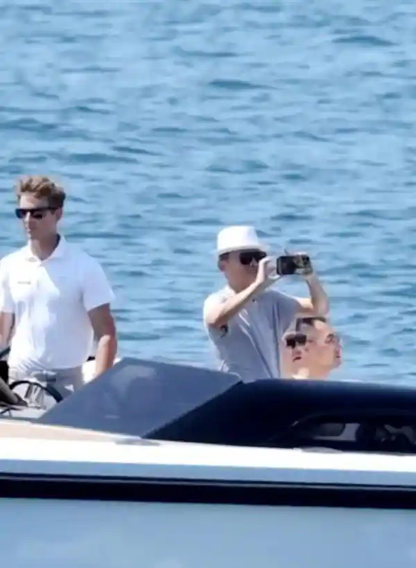 马云法国游艇出海，白帽造型尽显优雅风范