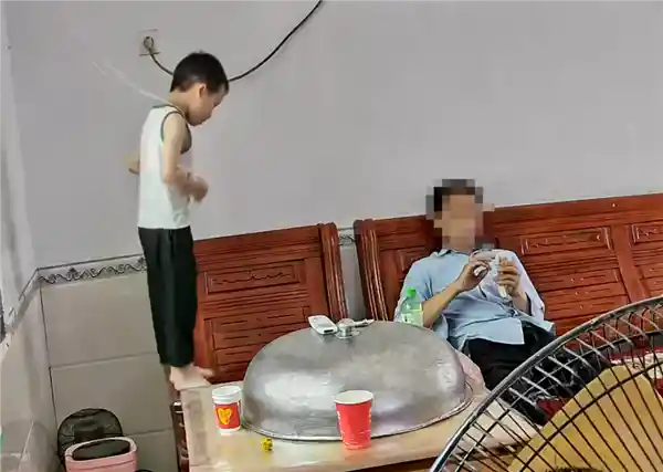 男童玩吊绳秒变空中飞人 父母惊险救援上演生死时速