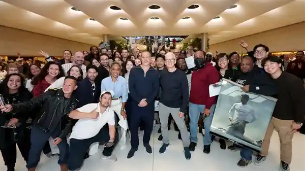 《F1：极速狂飙》创票房奇迹，登顶苹果平台巅峰