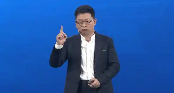 余承东自曝开车看手机被罚：行车安全警钟再响