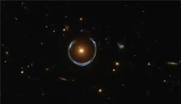 宇宙巨兽现身！363亿倍太阳质量黑洞震撼亮相，距地球50亿光年