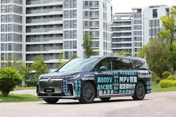 岚图首发800V混动黑科技，央视联手揭秘未来出行新答案