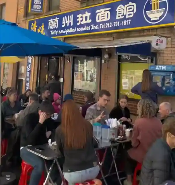 纽约拉面馆爆火：老外排长队，塑料凳成VIP座
