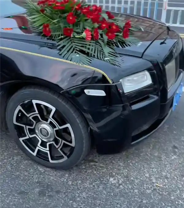 劳斯莱斯遭三轮撞损，车主却只收200元！维修费竟高达10万？