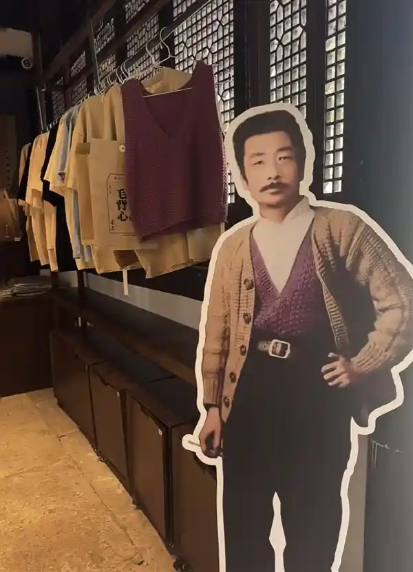 鲁迅同款毛背心引爆热搜，长孙周令飞首度回应