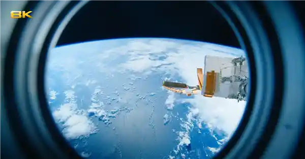 《8K镜头探秘宇宙！国产相机首拍太空电影《窗外是蓝星》震撼点映》