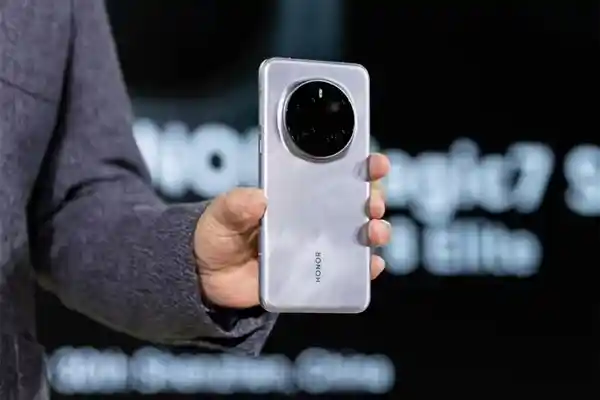 荣耀Magic7 Pro推出16+512G卫星通信版：5199元开启智能通信新纪元