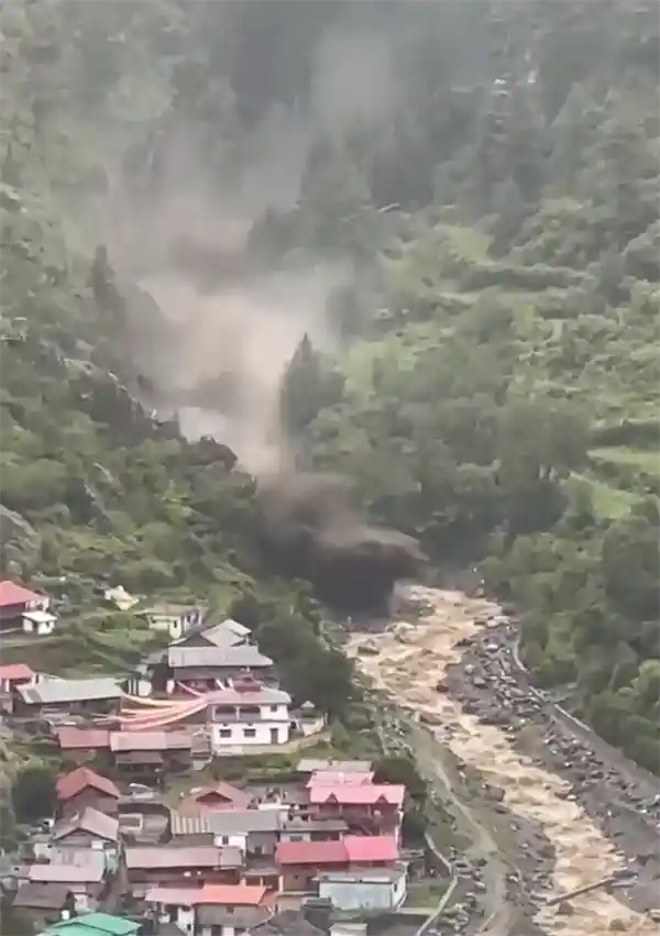 山洪暴怒瞬间吞噬村庄！印度上百人失联，现场如末日降临