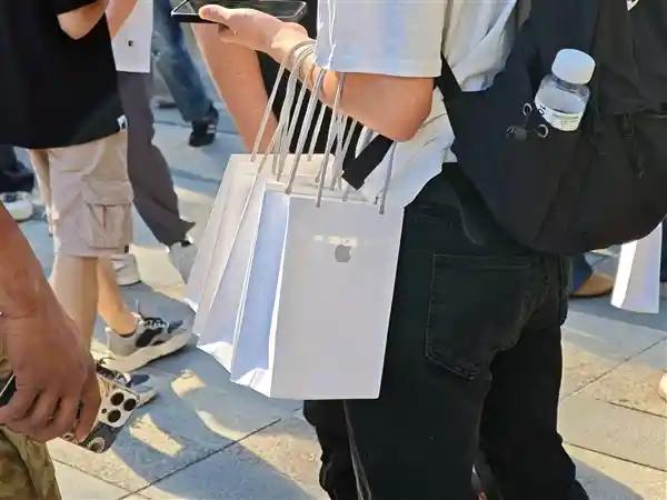 iPhone 17震撼首发！门店秒变抢机战场，黄牛果粉齐排队