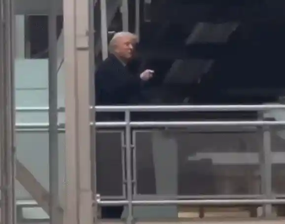 特朗普当众怒斥美墨加协定毫无意义