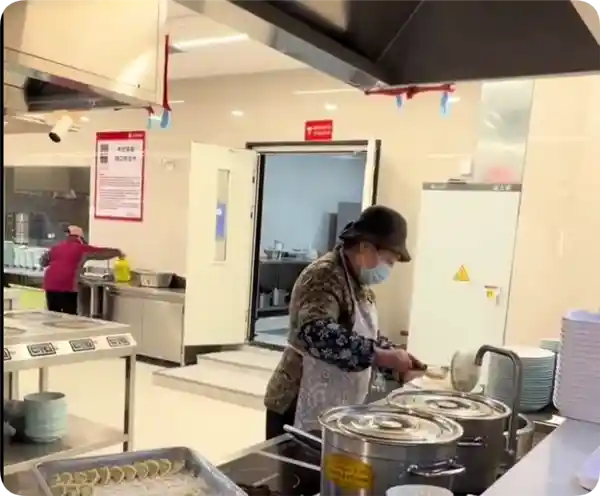 刘强东母亲现身京东食堂手包饺子引热议：72岁京东首席饺子官火出圈！