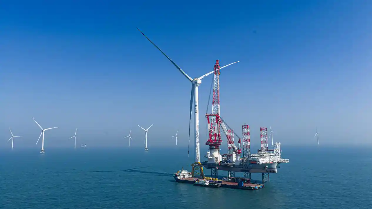 全球首台20兆瓦海上风电机组成功吊装，引领绿色能源新纪元