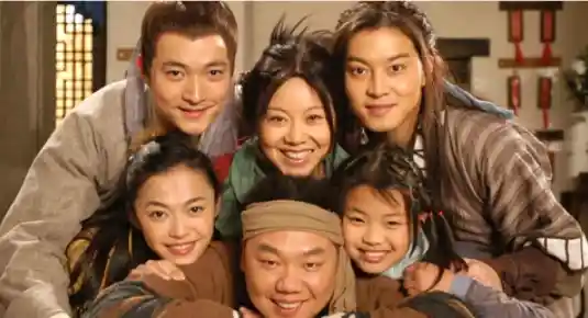 《武林外传》空降热搜TOP1！佟掌柜20年如弹指预言成真，全网集体破防：原来青春从未下线