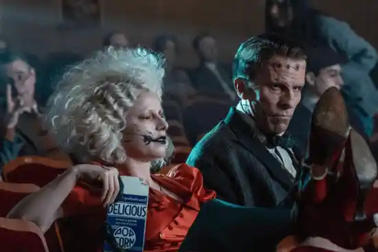 《暗黑新娘》导演怒斥华纳：尺度过大引争议，舔呕吐物镜头遭封杀