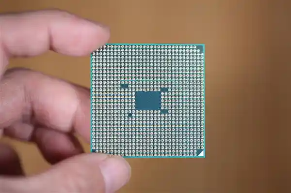 黄仁勋强硬回应：芯片非浓缩铀，出口中国有何不可？
